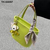 Small bag is popular this year 2022 new autumn and winter joker oblique satchel senior feeling ins hand-held bucket