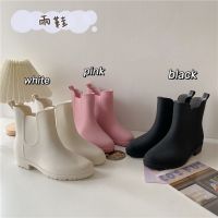 Rainboots รองเท้ากันฝนรองเท้าผู้หญิงมีเท้าเข้ารูปพอดีสี่ฤดูกันลื่นทนทานนักเรียนอเนกประสงค์แขนสั้นแฟชั่นรองเท้าน้ำสีผู้ใหญ่ Hotbupao80