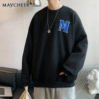 MAYCHEER เสื้อกันหนาวเท่ๆ เสื้อสเวตเตอร์ผู้ชายเสื้อวาฟเฟิลคอลูกเรือหลวมสบายๆตัวอักษรเสื้อแขนยาวเสื้อฮู้ด เสื้อผ้าสวมใส่ง่าย