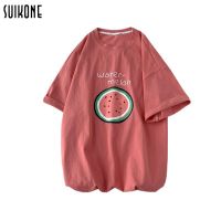 Suikone เสื้อผ้าผู้ชาย ฤดูร้อนใหม่แฟชั่นอินเทรนด์เกาหลีนักเรียนแขนสั้นคู่รักสวมเสื้อยืดทุกการแข่งขันแบรนด์เสื้อลำลอง เสื้อยืดผู้ชาย