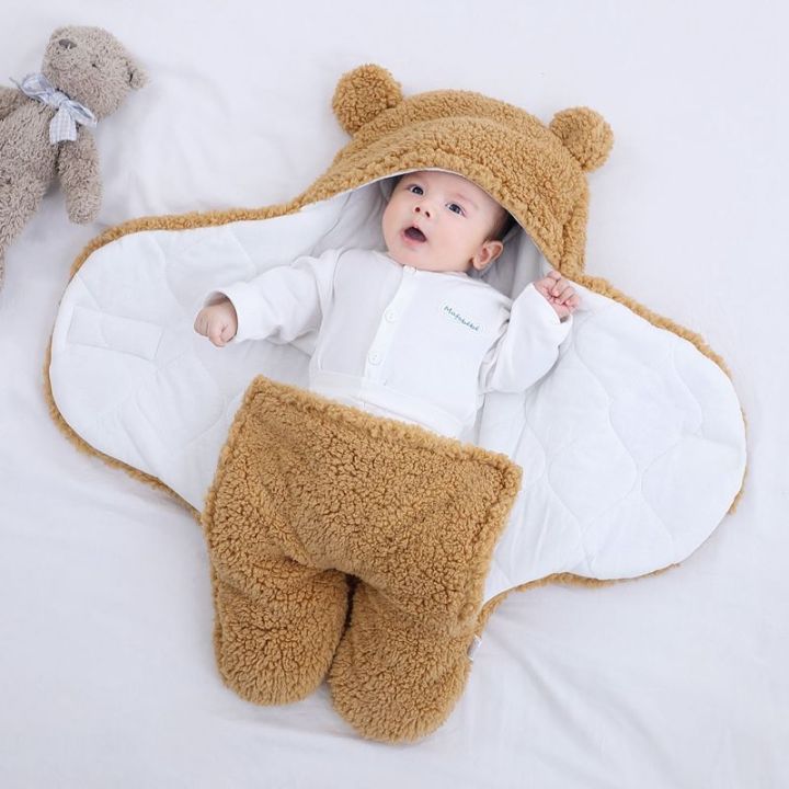 Hãy xem bức ảnh những chiếc áo ủ lông và túi ngủ dễ thương cho bé, cùng những hình thú ngủ đáng yêu. Bức ảnh này sẽ khiến bạn muốn mua sắm cho bé yêu của mình những món quà đáng yêu như vậy.