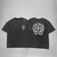 Chrome Hearts1☑◄ เสื้อยืดแขนสั้นพิมพ์ลายตัวอักษรสันสกฤตฤดูร้อนอินเทรนด์สำหรับผู้ชายและผู้หญิง