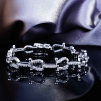 LUCKY DOLL Hip-Hop Diamond Horseshoe Bracelet Fashion High Carbon Diamond Ins Wind Fashion สร้อยข้อมือหัวเข็มขัดที่ทับซ้อนกัน