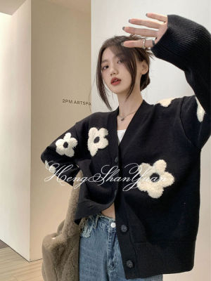 HengShanYuan เสื้อโค้ทสตรีเสื้อกันหนาวแบบถักลายดอกไม้สามมิติคอวีเสื้อกันหนาวไหมพรมใหม่สำหรับฤดูใบไม้ผลิ2023