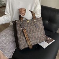 2023 light luxury womens crossbody bag printed shoulder large capacity tote commuter autumn and winter new