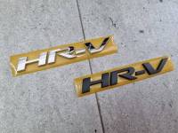 HR-V honda letter logo emblem rear bumper โลโก้ตัวอักษร เฮชอาร์วี ฮอนด้า สองสี ฟ้อนปี 2016 ขนาด 14 x 2 cm