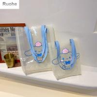 RUOHE กระเป๋าโปร่งใส PVC กระเป๋าเก็บของสะพายข้างของเด็กผู้หญิง Dompet Koin มือถือน่ารักกระเป๋าลายการ์ตูนกระเป๋าสะพายข้างรูปหมีสตรอเบอร์รี่สำหรับนักเรียน