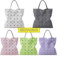 Issey Miyake กระเป๋าลายตารางหกช่องใหม่ของญี่ปุ่นกระเป๋าถือสีม่วงมุกลายเรขาคณิตรูปสี่เหลี่ยมขนมเปียกปูนกระเป๋าทรงสี่เหลี่ยมมีหูหิ้วสะพายไหล่เป้สะพายคอมพิวเตอร์เดียว