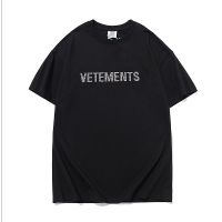 Vetements ใหม่เสื้อยืดลําลองแขนสั้นผ้าฝ้ายทรงหลวมลายโลโก้  OG5N