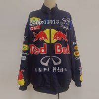 F1 เสื้อแจ็กเก็ตกันลม ทรงหลวม พิมพ์ลายกระทิง สีแดง เข้ากับทุกการแต่งกาย แฟชั่นฤดูใบไม้ร่วง ฤดูหนาว สําหรับผู้ชาย และผู้หญิง