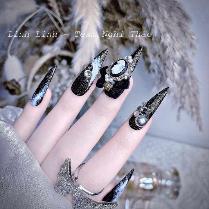 Làm cho bộ móng của bạn trở nên đẹp đến từng chi tiết với bộ nail ombre đen. Với sự kết hợp độc đáo giữa màu đen đậm và các màu sắc khác, mọi người sẽ không thể rời mắt khỏi bộ móng đó.