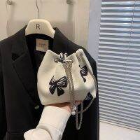 MODE Korea ขนาดเล็กมีพู่โจ๊กเกอร์กระเป๋าทรงขนมจีบขนาดเล็กสำหรับผู้หญิงรุ่นพี่รู้สึกไหล่เอียงกระเป๋าผ้าใบ