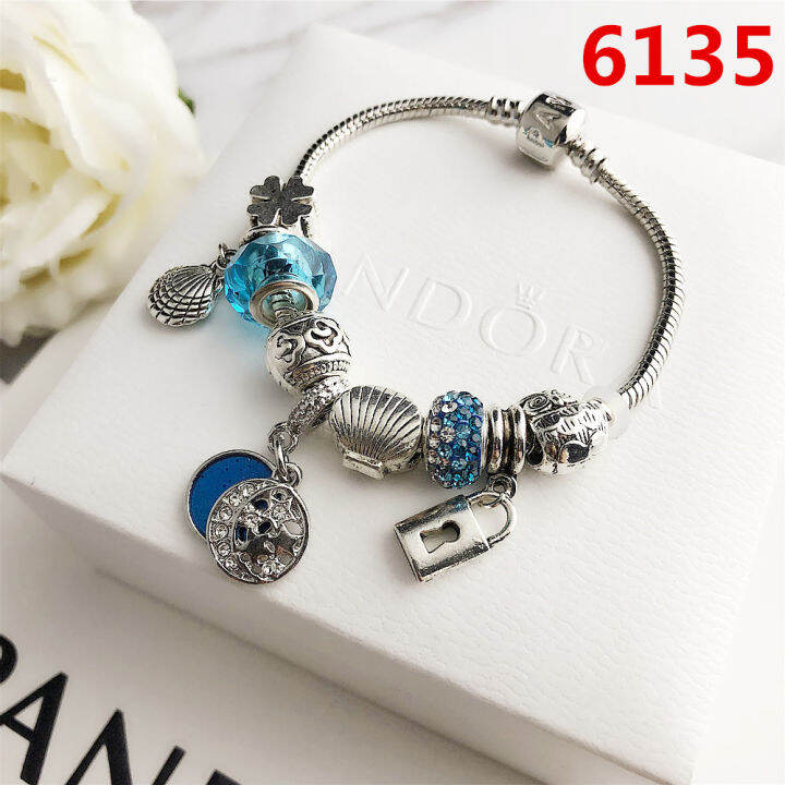 Những chiếc vòng tay (lắc) nữ Pandora Ngôi Sao Đại Dương năm 2024 sẽ đem đến cho bạn một phong cách tinh tế cùng với những giọt sương muối hòa quyện giữa không gian và thời gian.