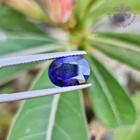 พลอยไพลิน น้ำหนัก 2.85 กะรัต (Natural Blue Sapphire) สีน้ำเงิน รูปร่างไข่ เผาใหม่ มีตำหนิภายในเนื้อพลอย การันตีพลอยแท้ 100%