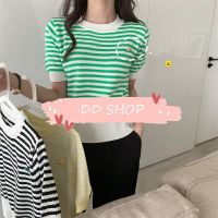 DD SHOPพร้อมส่ง 80041เสื้อไหมพรม คอกลม แขนสั้น ลายทางน่ารัก ดีเทล ดอกไม้หน้าอกเล็กๆ