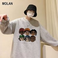 MOLAN เสื้อสเวตเตอร์แขนยาวสวมหัวผู้ชายเสื้อสเวตเชิ้ตผู้ชายทรงหลวมสไตล์ลำลองพิมพ์ลายวินเทจเวอร์ชั่นขยายใหญ่ขึ้นของเสื้อกีฬาคอกลมฮิปฮอป