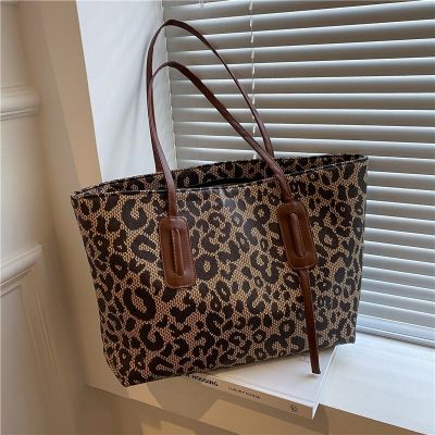 Leopard Print Large Size Handbag Female 2023 New Retro Large Capacity Shoulder Bag Trend Texture Commuter Handheld Tote Bag Cross Body Shoulder Bags