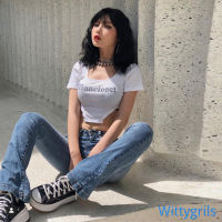 Wittygirlsshop รองเท้ากีฬาแฟชั่น เสื้อครอปท็อปคอสี่เหลี่ยมแขนสั้นพิมพ์ลายตัวหนังสือสําหรับผู้หญิง