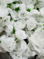 ดอกกุหลาบสีขาว (ดอกกุหลาบสีขาวบาน 1ถุง 50ดอก) ดอกกุหลาบปลอม ดอกกุหลาบผ้าจริง ทนแดด ทนฝน มีรูร้อยมาลัยได้ เสียบดอกไม้ได้