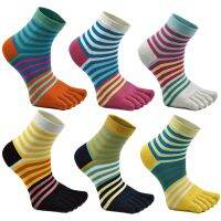 【Sock shop】ผู้หญิงผ้าฝ้ายห้านิ้วถุงเท้ากีฬาระบายอากาศนุ่มที่มีสีสันลายกลางหลอดลูกเรือถุงเท้านิ้วเท้าสหภาพยุโรป35 40