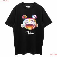 เสื้อยืดโอเวอร์ไซส์wu77 shop J Balvin X Takashi Murakami Kiki Face เสื้อยืดลําลองสําหรับผู้ชายผู้หญิงแขนสั้นพิมพ์ลายดอกท  27IC