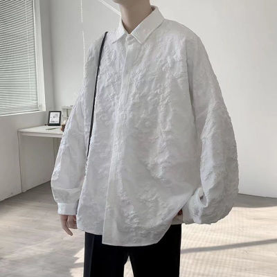 GF เสื้อเชิ้ตแขนยาวผู้ชายสไตล์เกาหลีอินเทรนด์ การออกแบบเสื้อลายนูนเสื้อสีทึบรุ่นใหม่