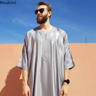 2023ใหม่ชุดคลุมแขนยาวปานกลางสำหรับผู้ชายมุสลิมเสื้อคลุมซาอุดิอาระเบียแบบตะวันออกกลางชุดฮิปฮอปมุสลิม