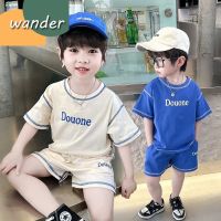 WANDER เสื้อเช็้ตเด็กชาย เสื้อผ้าเด็กผช พิมพ์ตัวอักษรสีทึบเวอร์ชั่นเกาหลี เสื้อยืดแขนสั้นลายการ์ตูนเกาหลี 2 ชิ้นสำหรับเด็กผู้ชาย23729