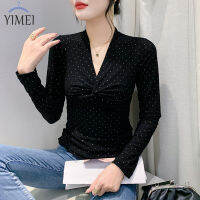 YIMEI เสื้อยืดแขนยาวคอวีบิดให้ความรู้สึกดีไซน์ใหม่สำหรับผู้หญิง,เสื้อคอวีพิมพ์ลายจุดเล็กๆเสื้อเสื้อเชิ้ตชายเกาหลีอเนกประสงค์สำหรับฤดูใบไม้ร่วง/ฤดูหนาว2023