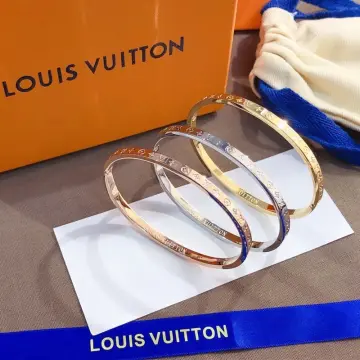 Vòng Tay Nam Louis Vuitton là điểm nhấn hoàn hảo cho phong cách thời trang của bạn. Sử dụng chất liệu được chọn lọc, các thiết kế đều tinh tế và sang trọng. Hãy để sự khác biệt nói lên thương hiệu của bạn cùng Vòng Tay Nam Louis Vuitton.