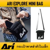 กระเป๋าพาดลำตัวใบเล็ก ARI EXPLORE MINI BAG - BLACK/WHITE ของแท้