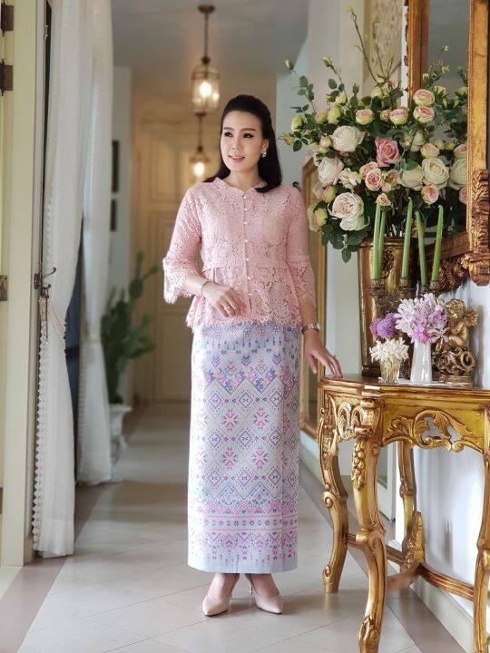 เสื้อลูกไม้ประยุกต์แต่งไทย-ผ้าลูกไม้โปร่งฉลุลายสวยหรู-ดูดีที่กระดุมมุกแวววาว-ใส่คู่ผ้านุ่งงามสง่าน่ามอง-ใส่ลำลองไปเที่ยวน่ารัก-b0641