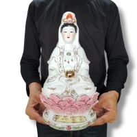 เจ้าแม่กวนอิม นั่งบัว ปางสมาธิมือถือลูกแก้ว เสื้อสีขาว กว้าง 6 นิ้วสูง 12 นิ้วงานกังใสนำเข้าจากจีน