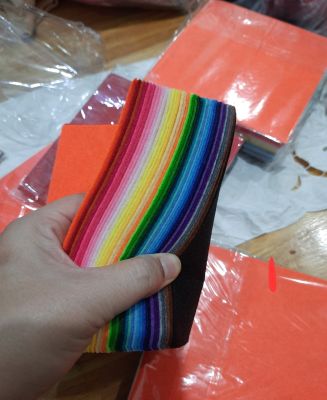 ผ้าสักหลาดหลากสี หนา 1 mm.ใช้ทำสื่อการเรียนการสอน ทำตุ๊กตา ทำแผ่นป้าย ประดับบอร์ด ฯลฯ สีสวย ขนาด 15x15 cm. มีชุดละ 10 , 20 ,40 สี