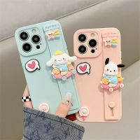 เคสโทรศัพท์ลายการ์ตูนน่ารัก3D Cinnamoroll Pochacco Dog เคสโทรศัพท์มือถือพร้อมสายรัดข้อมือที่จับสำหรับ iPhone โทรศัพท์14 Pro Max 13 Pro Max 12 Pro Max ซิลิกอนนิ่มกันกระแทกสำหรับ iPhone 11ด้านหลัง