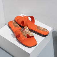 In the summer of 2023 Herr mesˉ the new European and American classic H slippers are designed for womens niche Women wear beach slippers at home.