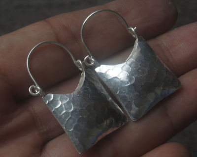 Hamerered bag earrings pure silver Thai Karen hill tribe exoticฆ้อนทุบลายสวยงามไทยตำหูเงินกระเหรี่ยงทำจากมือชาวเขางานฝีมือสวยของฝากที่มีคุณค่าของฝากถูกใจ มีคุณ