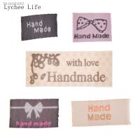 ✾ Lychee Life 100Pcs Hand Made Cloth Labels Printed Handmade With Love Garment Labels Tags For Clothes Bags Diy Sewing Materials