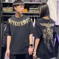 เสื้อยืดแขนสั้นหญิง Boy London อังกฤษแท้,เสื้อยืดคู่รุ่น2023ฤดูร้อนปีกเรขาคณิตสีบรอนซ์ปีกนกอินทรีหลวมครึ่งแขนสไตล์ใหม่