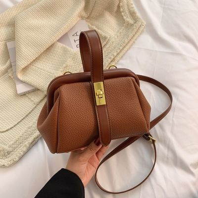 The new trend of the single shoulder bag bag female winter 2021 fashionable western style handbag texture temperament inclined shoulder bag
