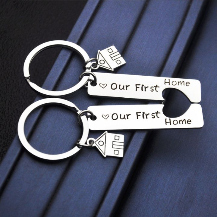 บ้านแรกของเราโลหะพวงกุญแจกระเป๋าจี้ของขวัญวันวาเลนไทน์สำหรับแฟนแฟนพวงกุญแจป้องกันรอยขีดข่วน