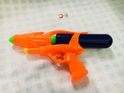 ปืนฉีดน้ำของเล่นเด็ก สีส้ม ขนาดยาว 27 เซนติเมตร