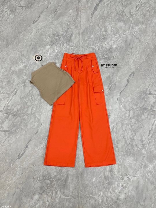 เซท-2-ชิ้น-เสื้อครอปแขนกุดแต่งคอเฉียง-ช่วงแขนและชายเสื้อแต่งขอบกุ้น-เนื้อผ้ายืดเข้ารูป-แมทช์กับกางเกงขายาวสีส้มมาพร้อมส