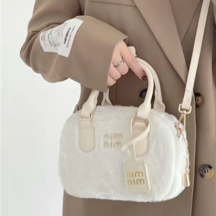 mbti-กระเป๋าสะพายข้างสุดหรูสำหรับผู้หญิง-กระเป๋ากระเป๋าตุ๊กตาสะพายไหล่ฤดูหนาวนุ่มฟูน่ารักกระเป๋าถือและกระเป๋าเงินฤดูใบไม้ร่วงลำลองนักออกแบบหรูหรา