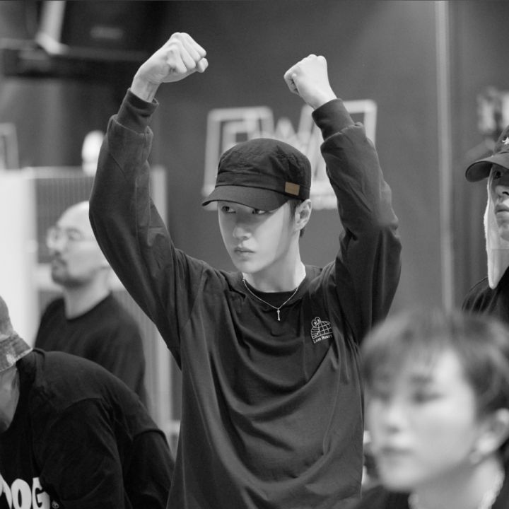 street-dance-of-china-หวังอี้ป๋อ-wang-yibo-same-hat-peaked-cap-baseball-cap-หมวกเบสบอลแบบแบน-4-tide-สําหรับผู้ชายและผู้หญิง