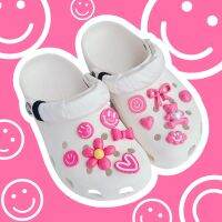 ชุด Crocs 12ชิ้นสำหรับดอกกุหลาบสีชมพูบาร์บี้หน้ายิ้ม/ริบบิ้น/หมี DIY เสน่ห์สำหรับนักเรียนเด็กหญิงรองเท้าแตะ/รองเท้าแตะชายหาด/รองเท้าแตะ