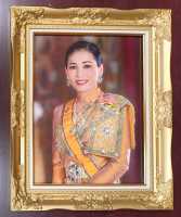 กรอบหลุยส์ทองสมเด็จพระราชินี ภาพเคลือบฟีล์มเย็นลามิเนตอย่างดีกันน้ำกันฝุ่นทนทานหล่นไม่แตกใส่กรอบหลุยส์ทอง ขนาดรวมกรอบ21X26 นิ้ว