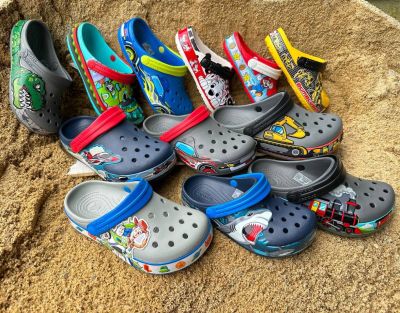 รองเท้าเด็ก Crocs Kides สวย รองเท้าลำลองเด็กสำหรับเด็ก 24--35 สินค้าพร้อมจัดส่งจากไทย