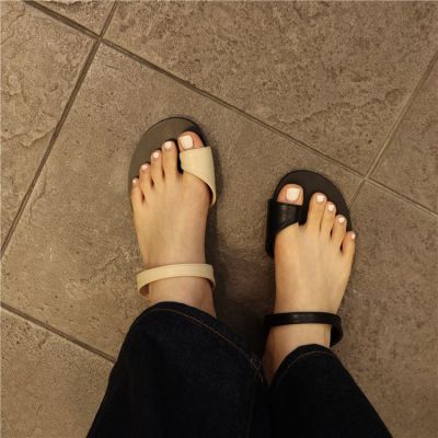 รองเท้าแตะผู้หญิงใส่ไปข้างนอก 2023 ฤดูร้อนสไตล์ใหม่แฟชั่นเกาหลีสวมนิ้วเท้ารองเท้าแตะชายหาดแบบแบนและรองเท้าแตะอินเทรนด์
