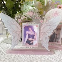 Genie Wings กรอบรูปอะคริลิคขนาด 3 นิ้วที่ใส่การ์ดหมุนได้ Cute Wings Deluxe Desktop Display Frame Idol Photocard Protective Case